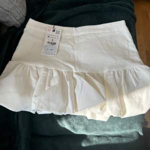 Jätte fin kjol från zara i vit/creme färg! Aldrig använd köpte för 398kr!