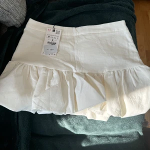 Kjol - Jätte fin kjol från zara i vit/creme färg! Aldrig använd köpte för 398kr!