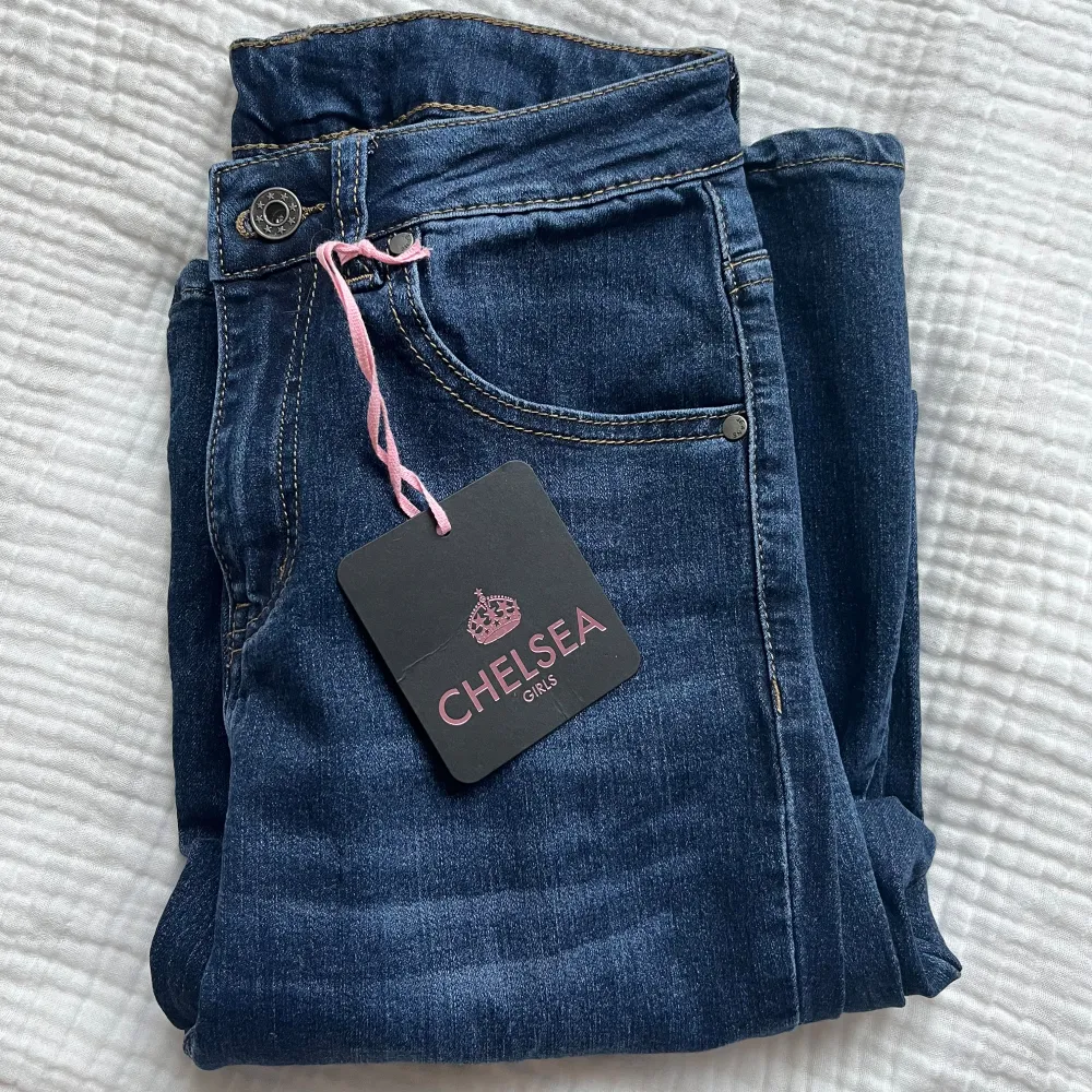 Helt nya jeans från Chelsea, aldrig använda o lapparna kvar! skicka gärna prisförslag💗. Jeans & Byxor.