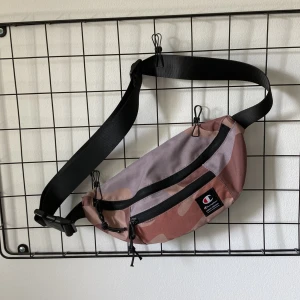 Champion axelväska  - Oanvänd champion akelväska oanvänd nypris 350 kr mitt pris 150