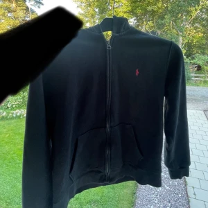 Ralph lauren - Hej! Nu säljer jag min Ralph zip hoddie i storlek xs-s för att den blivit för liten, bra skick 8/10 pris kan diskuteras vid snabb affär! Hör gärna av er☺️