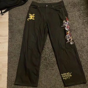 edhardys 2000s - tjena säljer mina edhardys från tidigt 2000talet dem är i perfekt skik inga skador till designen eller så,tänk på att dem är rätt ”baggy” eller vad man ska säga