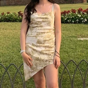 PLT satin klänning  - Super snygga satin sommarklänning, med snören vid sidan. Man kan dra snören mer och göra klänningen tajtare eller kortare. Köpte för 350kr