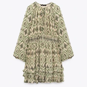 Klänning  - En jättefin grön klänning från Zara, säljer den eftersom jag inte får någon användning för den och har använts max 3 gånger. Inga defekter, finns inte på Zaras hemsida längre. Passar någon som har S, skriv privat för fler frågor. 