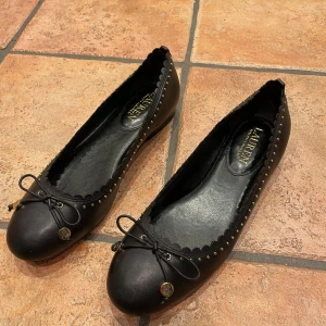 Ralph Lauren skor  - Svarta Ralph Lauren skor. Knappt använd så i mycket fint skick.