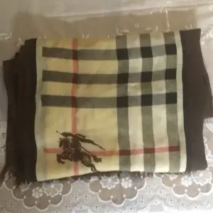 Burberry halsduk. Har några hål fast syns knappast vid användning. Vill inte ha den för att jag inte använder den mer. 150kr för den ! 