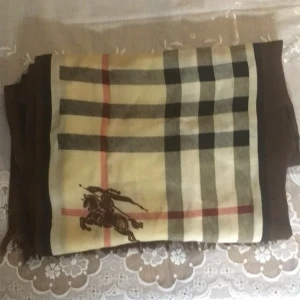 Burberry halsduk  - Burberry halsduk. Har några hål fast syns knappast vid användning. Vill inte ha den för att jag inte använder den mer. 150kr för den ! 