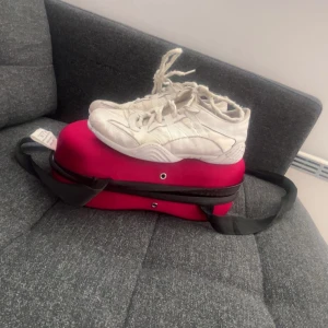 Vita cheerskor Evolution + väska  - Säljer mina gamla cheerskor och väskan till från Nfinity som användes en säsong. Skorna är lite slitna på utsidan och lite slitna i hälen på insidan men dom fungerar som nya och är i bra kvalitet. De e köpta på cheerlife för 1200kr