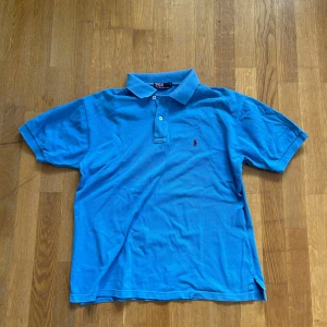 Ralph lauren pike - Blå ralph lauren pike i bra skicka utan några som helst deffekter. Vid frågor om mått eller vad som är det bara att skriva.