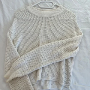 Vit stickad tröja - Säljer en mysig vit stickad tröja med rund hals och långa ärmar. 