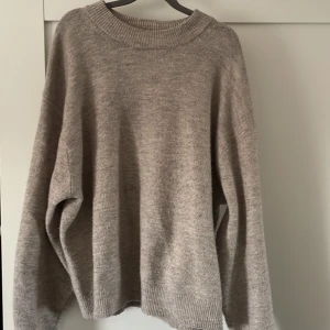 Stickad tröja - Säljer denna stickade tröjan ifrån HM i storlek S. Är i skönt material och sticks inte🤍