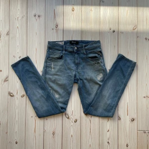 Replay anbass - Säljer nu ett par feta Replay anbass jeans med slitningar i riktigt bra skick. Storlek: 30W 32L Nypris: 1599. Mitt pris: 350.  Skriv vid minsta lilla fråga! 🤩