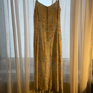 Blommig klänning - Klänning från Ines de la Fressange för Uniqlo. Användes förra midsommar och är mycket praktisk då den har fickor. 