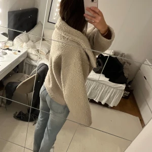 Beige teddyjacka - Mysig jacka från GinaTricot. Jag köpte den för ungefär ett år sedan men bara använt ett fåtal gånger, säljer den pågrund av att jag inte andvänder den 💕De är bara att höra av dig om du har några fler frågor💕💕
