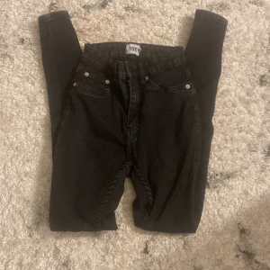Svarta jeans från 157 - Snygga svarta jeans från 157 med klassisk femficksdesign och silverfärgade nitar. Perfekta för en stilren look. De har en hög midja och en rak passform som ger en tidlös stil.