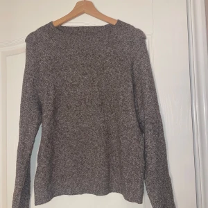 Brun stickad tröja - Säljer en brun stickad tröja från Vero Moda  med långa ärmar för att den knappt kommit till användning. Den är näst intill som ny förutom att en tråd har gått upp som man ser på bilden!💓 