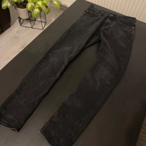 Svarta jeansbyxor Pistolero - Snygga svarta jeansbyxor från Tiger of Sweden i modellen 'Pistolero'. Knappt använda. Lite små för mig och är därför jag säljer till ett mycket bra pris. Org:900 Mitt pris:300 Priset går att diskuteras! Fick dom som present. Jag är 188 och dom är lite korta för mig.