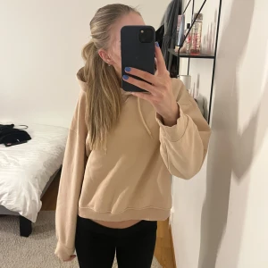 Beige hoodie - Säljer en mysig beige hoodie med långa ärmar och en klassisk huva. Perfekt för en avslappnad stil. Passar bra till jeans eller leggings.