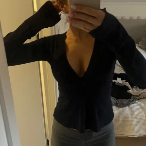 Marinblå långärmad topp - Snygg marinblå långärmad topp med v-ringning och knytning i ryggen🩵 inga defekter✨