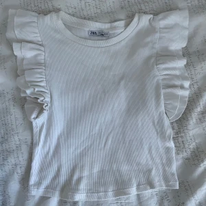 Vit topp från Zara - Har använts ett par gånger men är fortfarande i fint skick 🤍