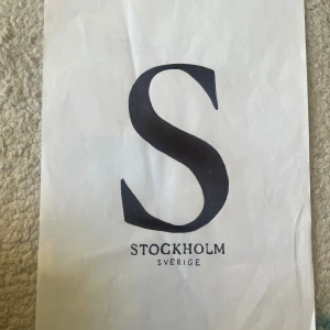 Stockholm Poster - Jättefin Stockholm poster med ett stort S. Ungefär A4 mått men klippt på sidorna så att de ska få plats i ramen. En ram kvar så det är först till kvarn. Om du vill ha en ram, blir det +25 kr. 