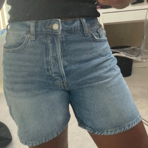 Blå jeansshorts från Agolde - Säljer ett par klassiska blå jeansshorts från Agolde, köpta på H&M. 💞 Perfekta för sommardagar med en tidlös design och femficksmodell. Aldrig använt pågrund av att dom blev försmå!🩷🩷 Kan diskutera priset och skicka mått!💞
