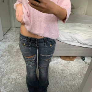 Lågmidjade jeans med slitningar  - Säljer dessa grå lågmidjade bootcut jeans med slitningar. Innebenslängd: 78cm Midjemått: 75cm. Har du någon fråga är det bara att höra av sig🫶🏻