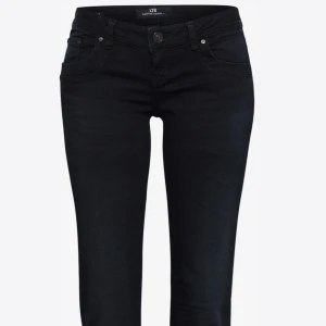 LTB Valerie Nattblå 26x32 - Superpopulära LTB Valerie lågmidjade jeans med stretchigt tyg. Sitter perfekt på, men för mig är 26 nu lite för stora. Jättefint skick! självklart helt nytvättade.