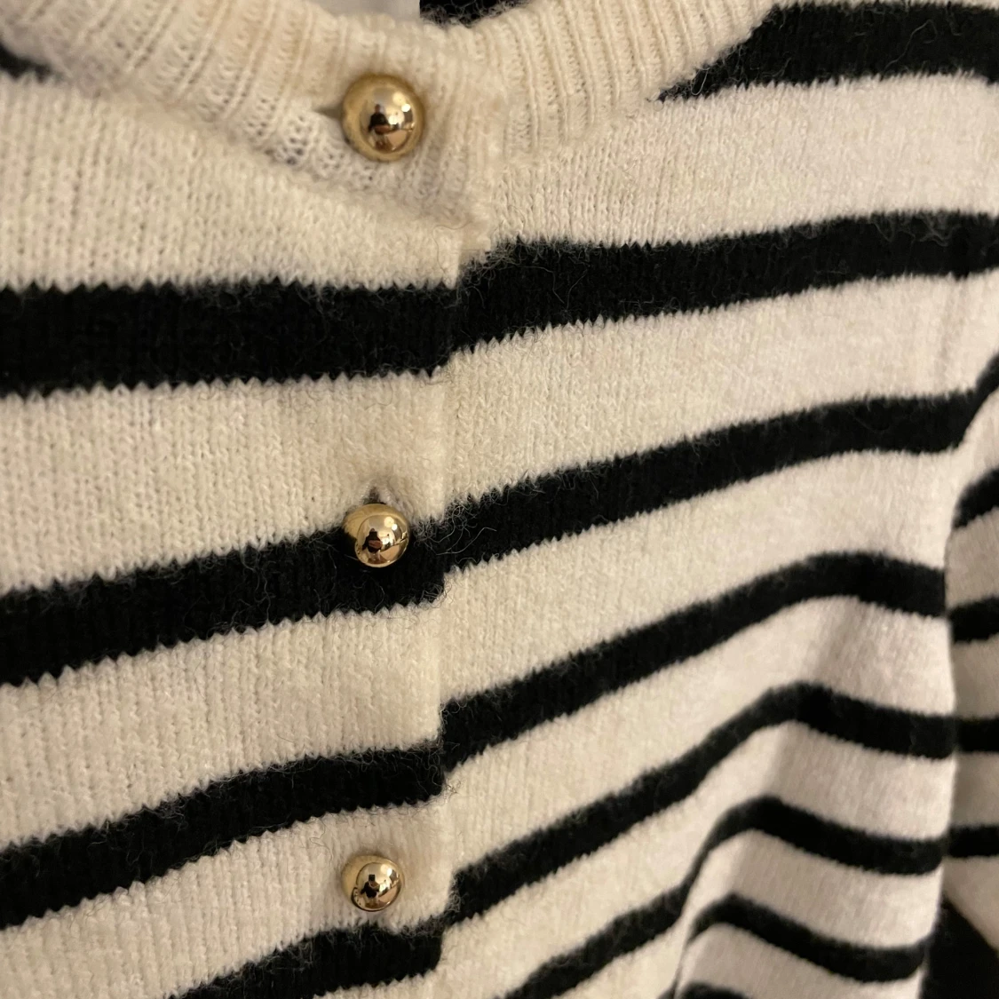 Randig kortärmad kofta med guldfärgade knappar - 1