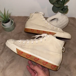 Adidas Originals x Human Made Nizza Hi HM - Adidas Originals x Human Made Nizza Hi HM  Size: 44 Condition: Very Good  All defects are Always shown in the pictures if there are any!! Questions? Feel free to ask!  Checkout my account for more shoes, you might find a gem you size‼️ 