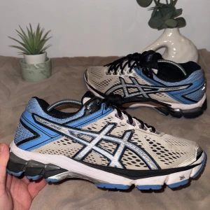 Asics GT-1000 Speva 55 Duomax - Asics GT-1000 Blue/White Speva 55 Duomax  Size: 40 Condition: Very good  All defects are Always shown in the pictures if there are any!! Questions? Feel free to ask!  Checkout my account for more shoes, you might find a gem you size‼️