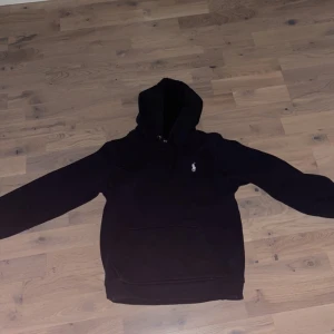Ralph Lauren hoodie - Skön raffe hoodie i bra skick, barnstorlek vill bara bli av med den