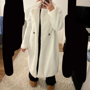 Vit teddyjacka - Mysig vit teddyjacka med knappar framtill. Storlek medium 