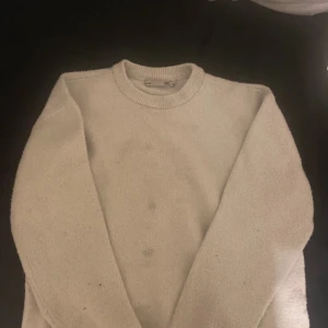 Vit tröja från lager 157 - Har ej tvättat tröjan darför har den fläckar, de går att tvättas bort i tvätten!!Säljer en stilren vit tröja från lager 157.  Tröjan har en rund halsringning och är tillverkad i ett mjukt material som ger en skön känsla. Perfekt för kyligare dagar.