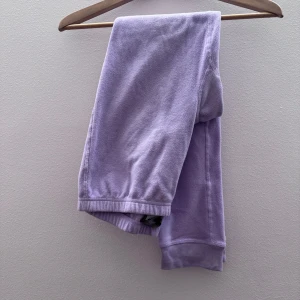 Lila mjukisbyxor - Säljer ett par lila mjukisbyxor i mjukt material. Perfekta för en avslappnad dag hemma eller en promenad i parken. Byxorna har resår i midjan och vid bensluten för extra komfort.