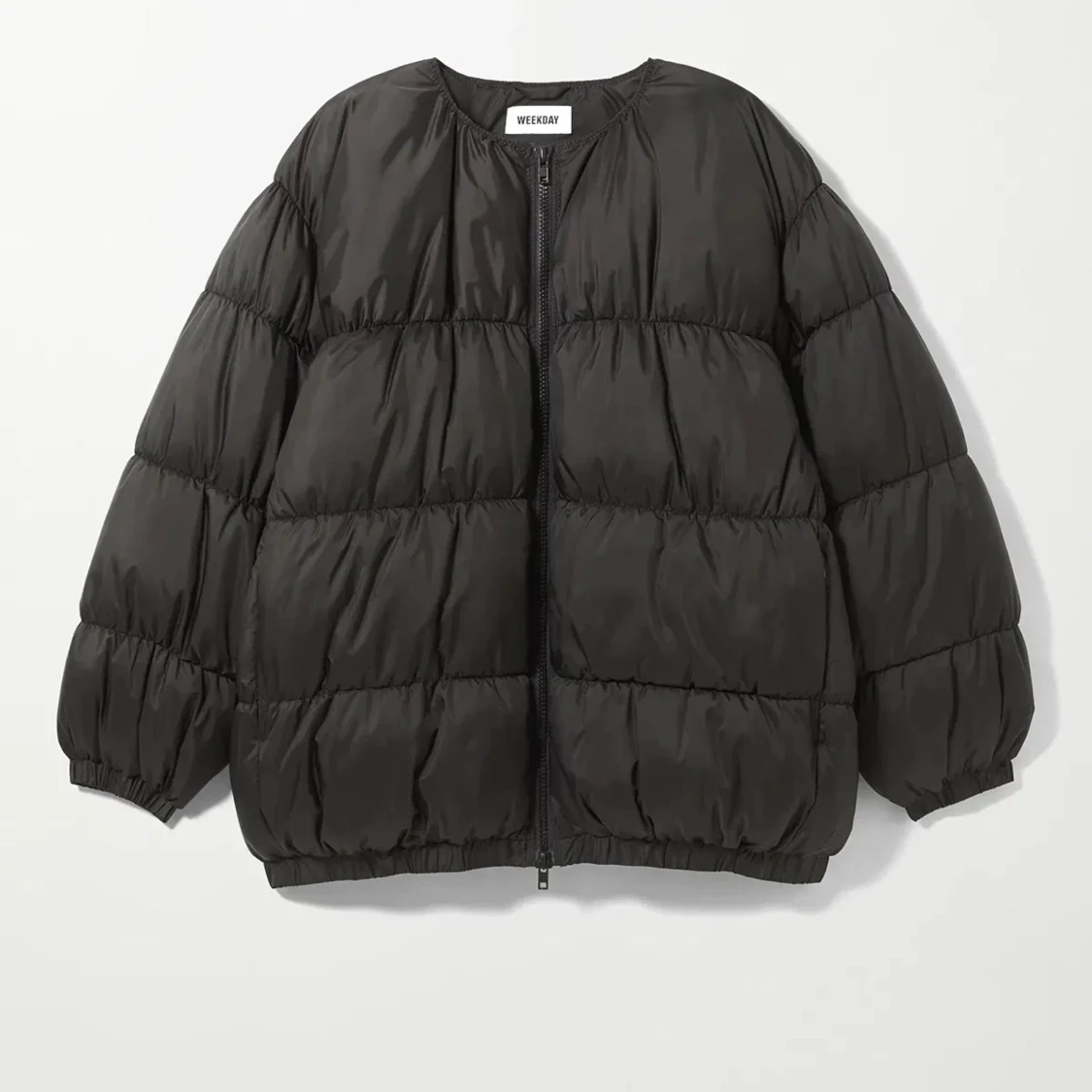 Svart pufferjacka från Weekday
