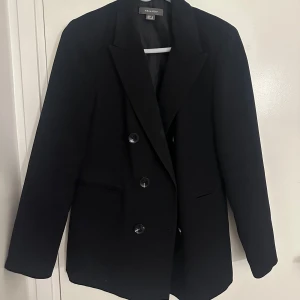 Svart kavaj - Snygg svart kavaj från Primark (London) i storlek XS. Kavajen har använts ett fåtal gånger och har inga tecken på användning.