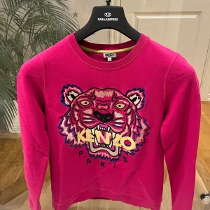 Kenzo sweatshirt rosa tamaño  - Hejsan. Säljer en fin rosa sweatshirt från kenzo i storlek S. Skick:10/10 inget slitage eller något liknade. Nypris:2000kr. mitt pris: 500kr. Tveka inte att höra av dig/ Kevin 