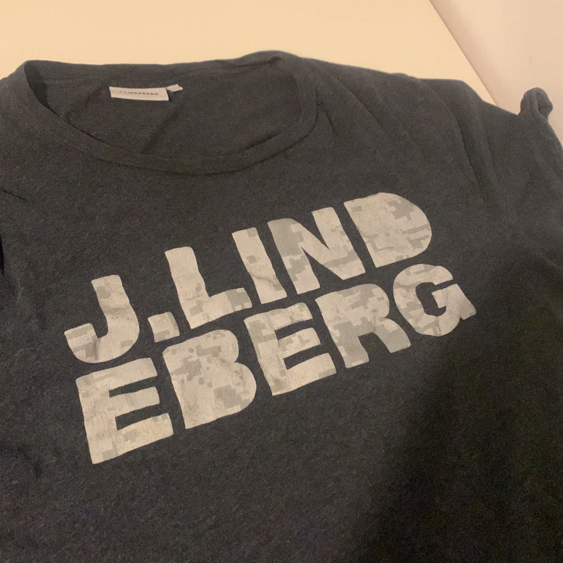 Mörkgrå t-shirt från J.Lindeberg