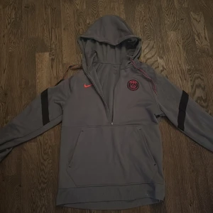 Grå hoodie från Nike (psg) - Säljer en grå psg tröja, har en liten fläck på magen