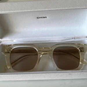 Transparenta solglasögon från Chimi 04 - Snygga gul solglasögon från Chimi 04 