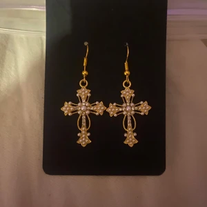 Guldörhängen med pärlor i korsdesign - Egengjorda guldörhängen i form av kors, dekorerade med små pärlor. Perfekta för att ge en stilfull touch till din outfit. Hängande design med krokfäste.