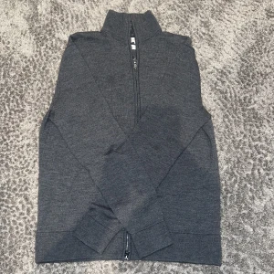 Grå merinoulltröja från These Glory Days - Säljer en stilren grå tröja i merinoull från These Glory Days. Storlek M