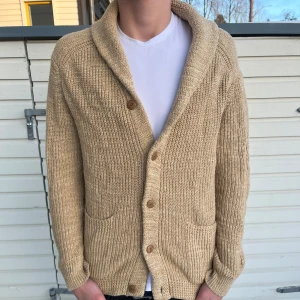 Ralph lauren cardigan  - Tja! Säljer nu denna feta cardigan i absolut toppskick. Skick 9/10 sjult bra utan synliga defekter. Nypris ligger runt 2400kr men säljs nu för 799kr. Hör gärna av er vid minsta lilla fundering.