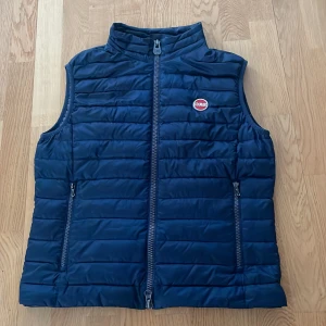 Colmar Väst Mörkblå - | Colmar Väst | | Skick 9/10 | | Nypris = 2600 |mitt pris = 1200 | | Hör av dig vid frågor!