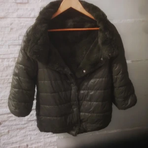 Trekvartsärmad jacka  - Skit snygg Trekvartsärmad jacka 3/4 jacka med fuskpäls inuti. Helt ny med prislappen kvar 