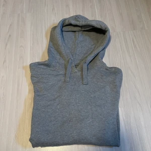 Grå bamboo hoodie från Resteröds - Säljer en stilren grå hoodie från Resteröds i storlek L gjord k bamboo material.
