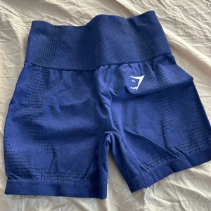 Blå träningsshorts från gymshark  - Snygga blå träningsshorts med hög midja och ribbad detalj. Perfekta för gymmet eller löprundan. De har en tight passform och är tillverkade i ett stretchigt material för bästa  komfort. Från gymshark  Slutsålda på gymshark 