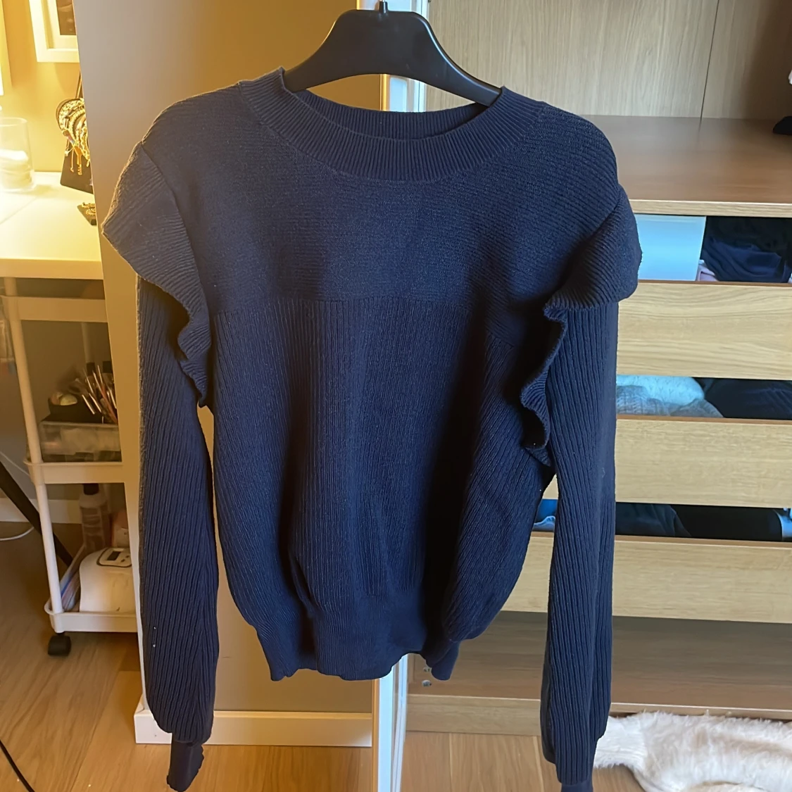 Marinblå tröja med volangdetaljer från Shein