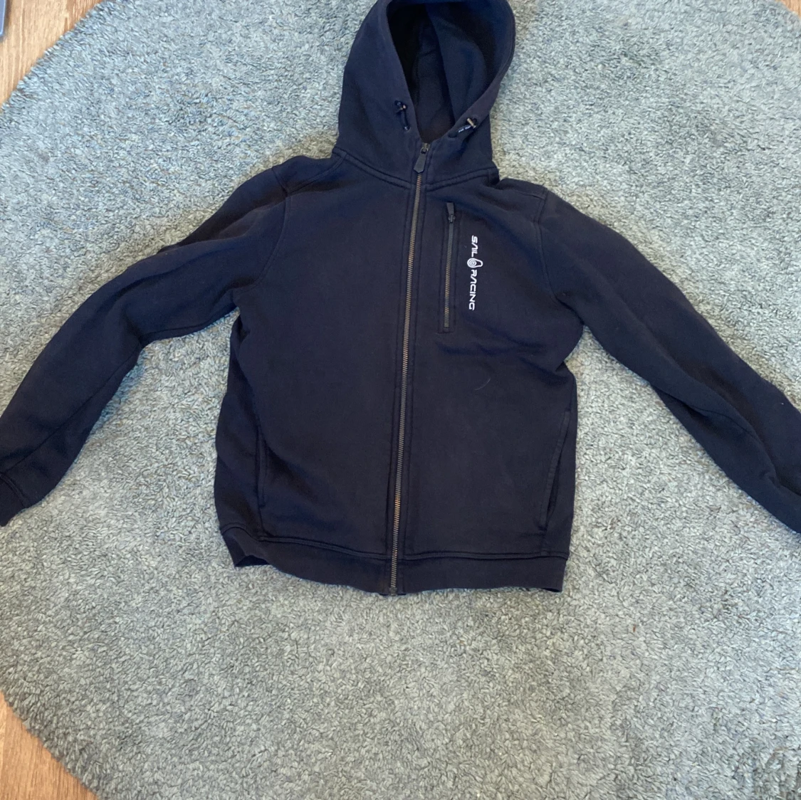 Svart huvtröja från Sail Racing